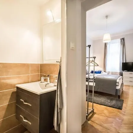 شقة Akacfa Chic Retreat Downtown *