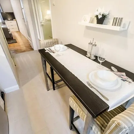 شقة Akacfa Chic Retreat Downtown