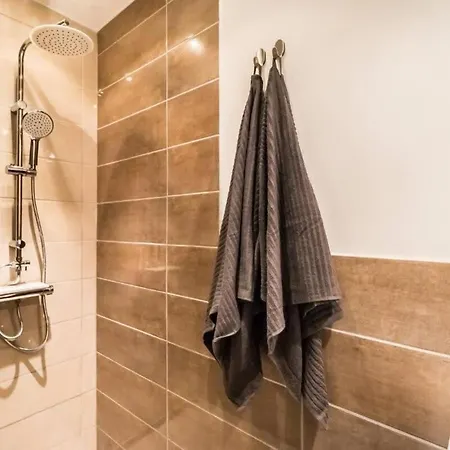 Akacfa Chic Retreat Downtown Apartament *